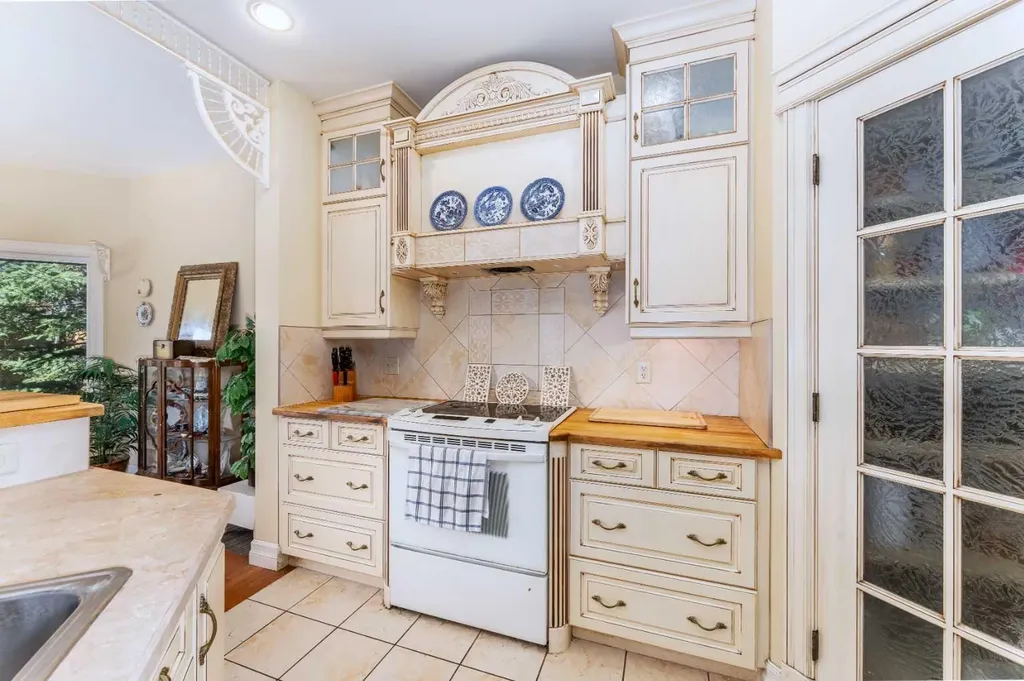 533 1st Street Canmore AB T1W3B8