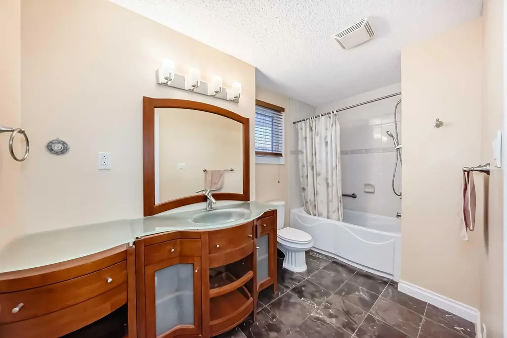 1220 73 Avenue SW Calgary AB T2V 0S1