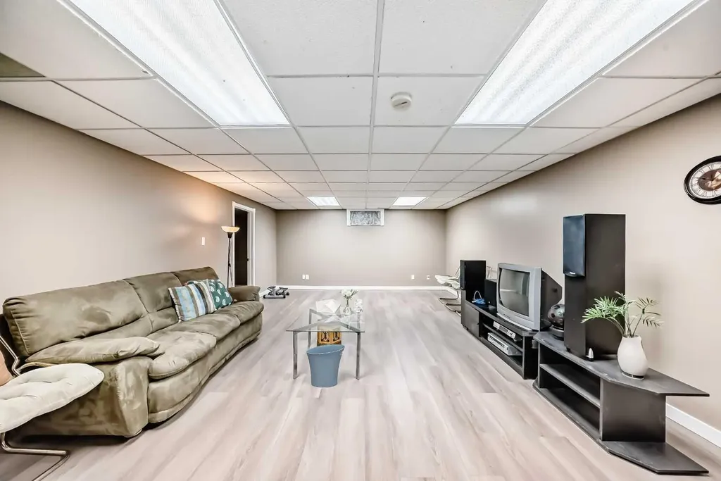 1220 73 Avenue SW Calgary AB T2V 0S1