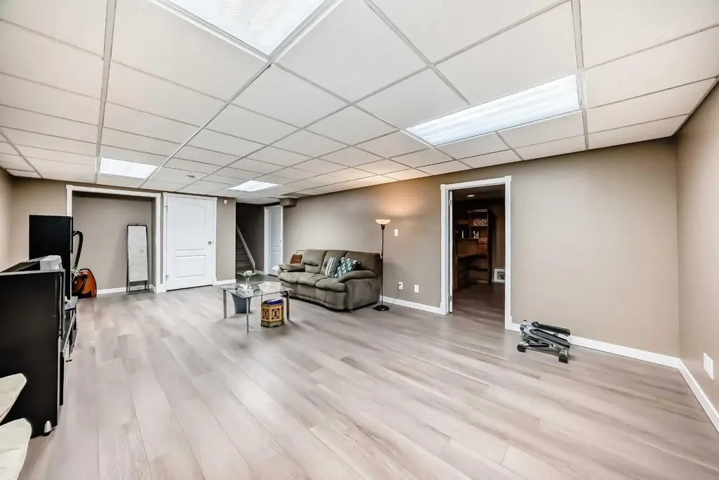 1220 73 Avenue SW Calgary AB T2V 0S1