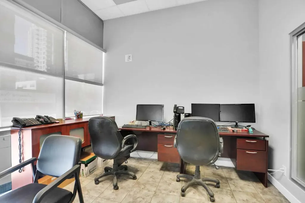 880 4 Avenue SW Calgary AB T2P 0K4