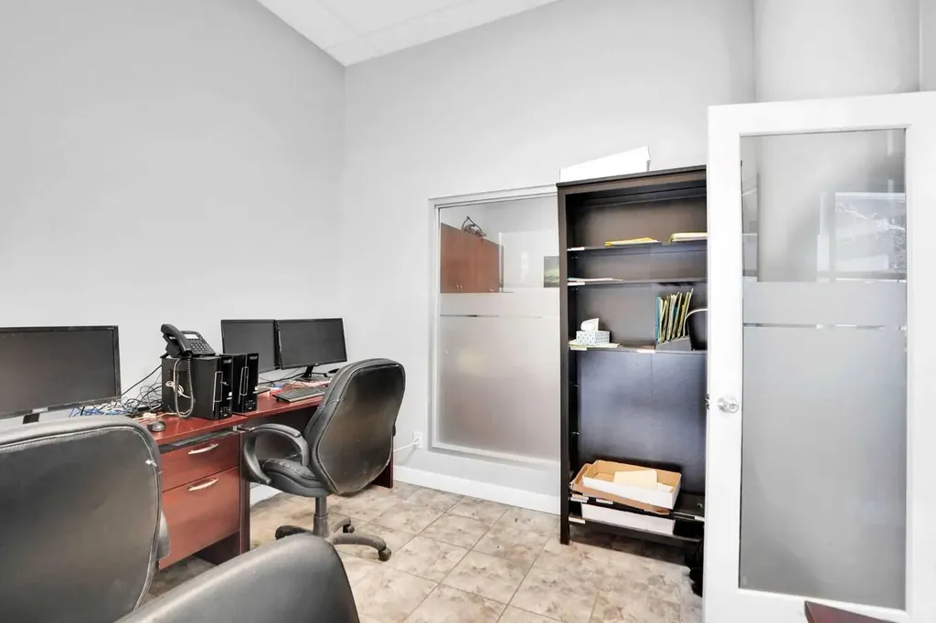 880 4 Avenue SW Calgary AB T2P 0K4