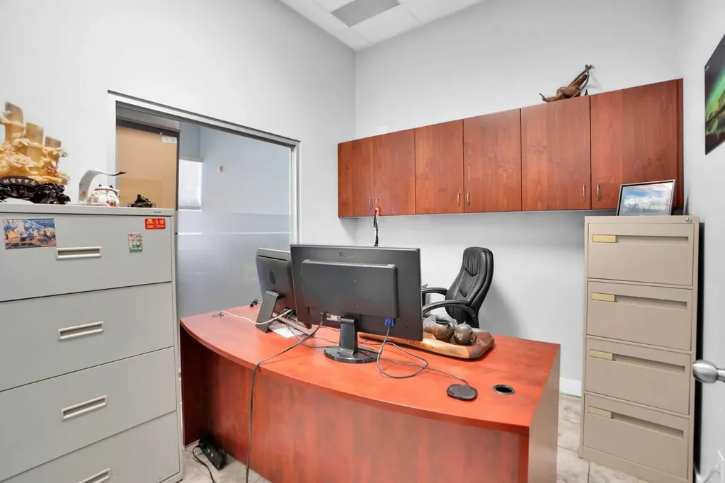 880 4 Avenue SW Calgary AB T2P 0K4