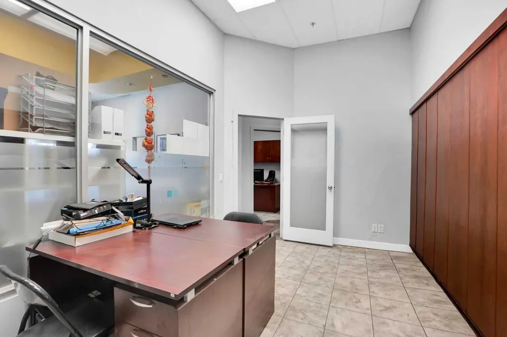 880 4 Avenue SW Calgary AB T2P 0K4