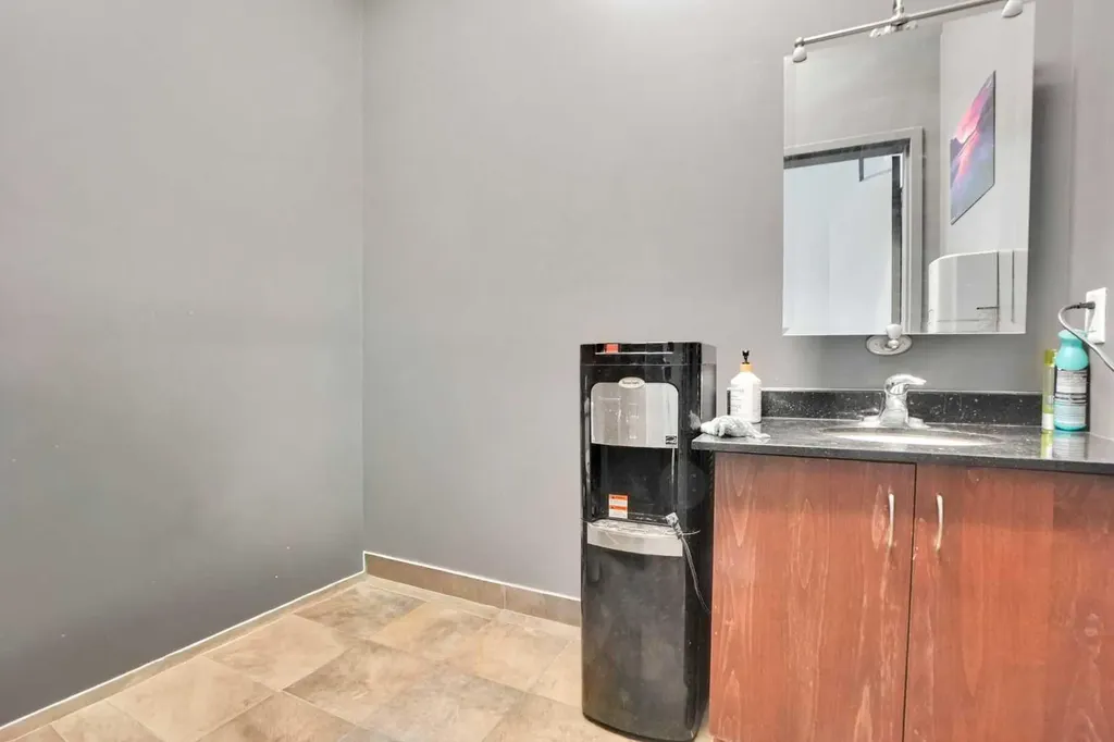 880 4 Avenue SW Calgary AB T2P 0K4