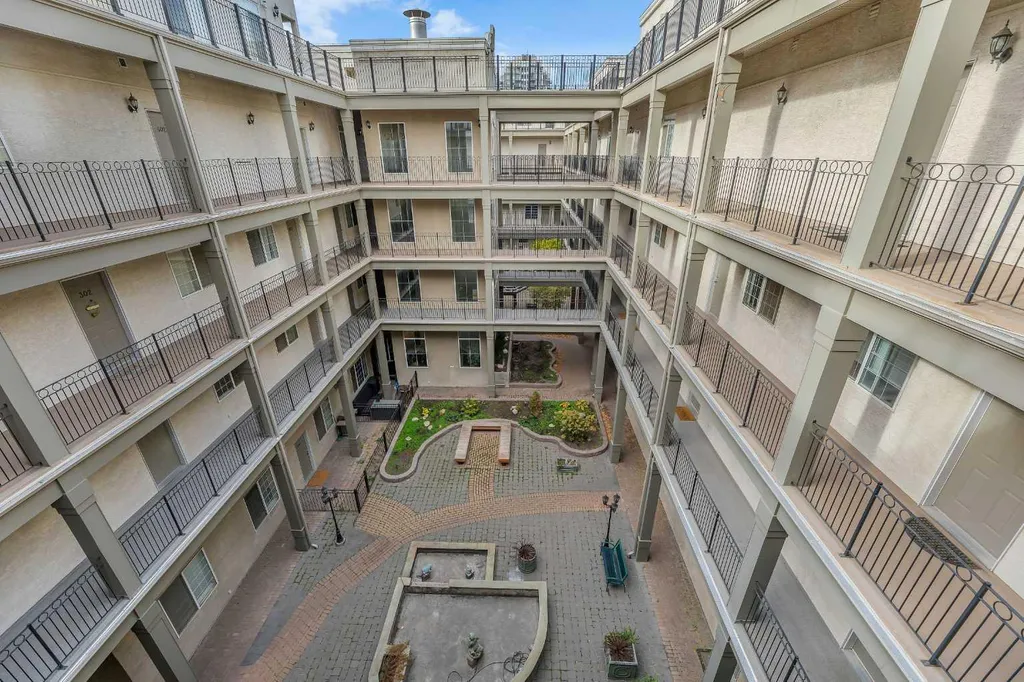 527 15 Avenue SW Calgary AB T2R 1R5