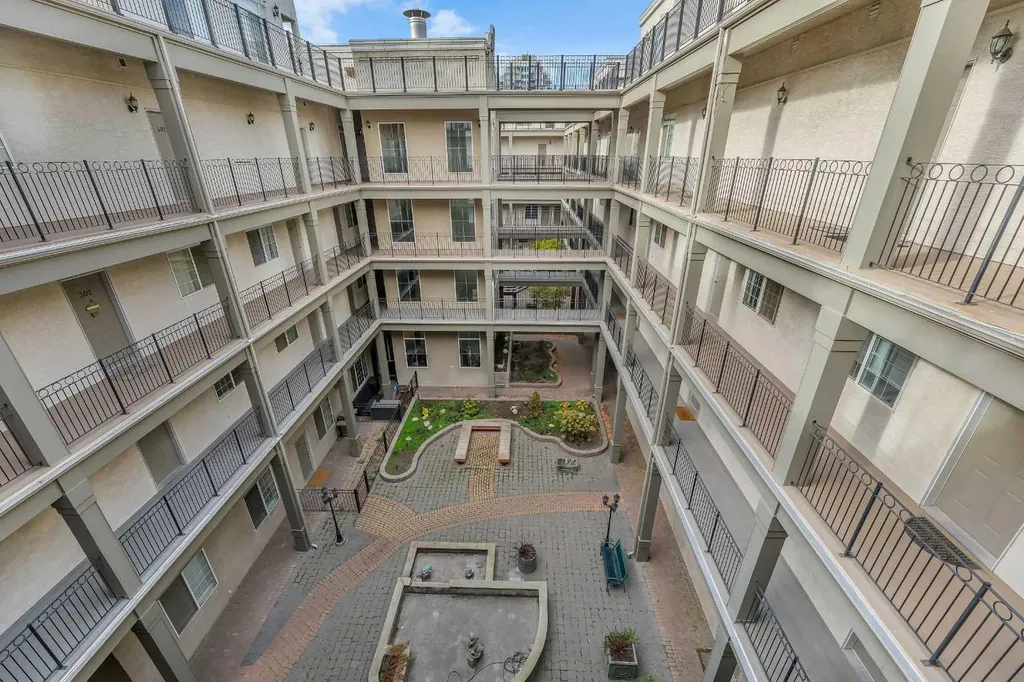 527 15 Avenue SW Calgary AB T2R 1R5