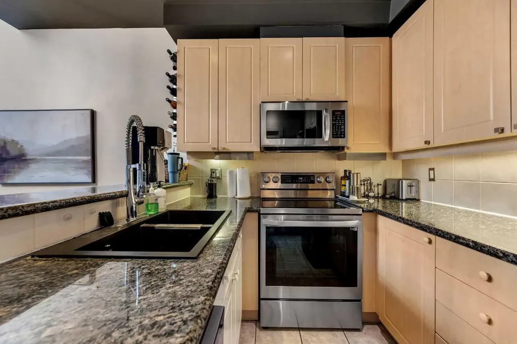 527 15 Avenue SW Calgary AB T2R 1R5