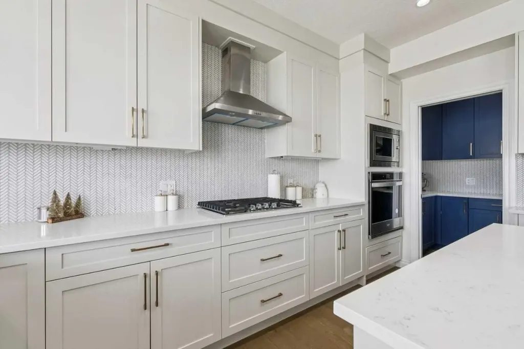 375 Corner Meadows Avenue NE Calgary AB T3N1X7