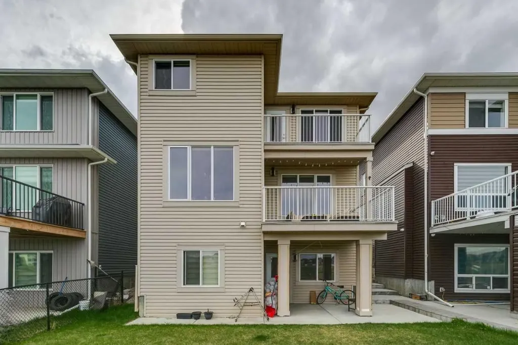 375 Corner Meadows Avenue NE Calgary AB T3N1X7