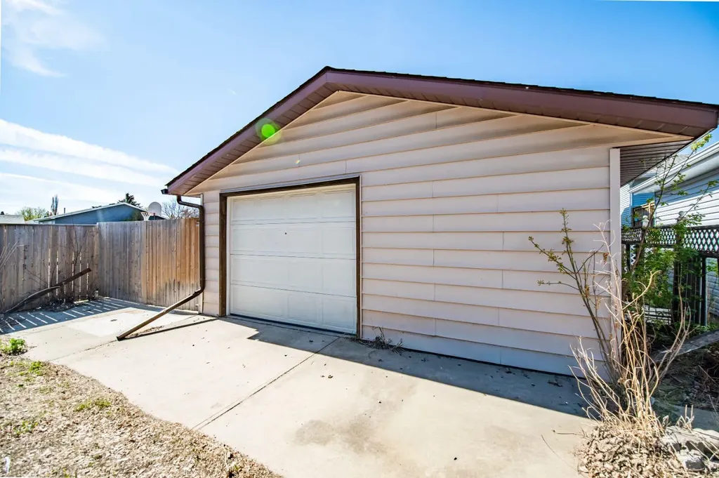 105 Erickson Drive Red Deer AB T4R 1X9