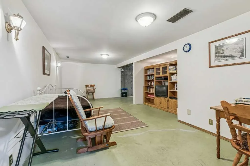 840 Pinecliff Drive NE Calgary AB T1Y 3W7