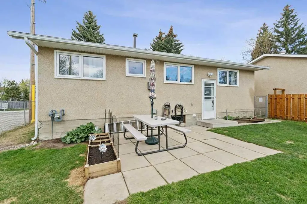 840 Pinecliff Drive NE Calgary AB T1Y 3W7