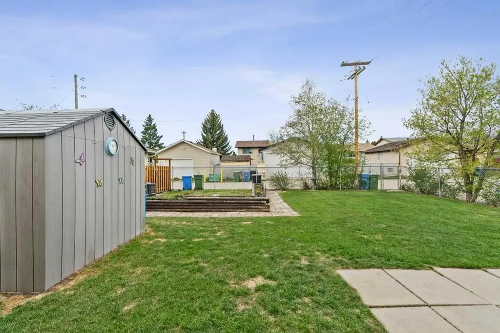 840 Pinecliff Drive NE Calgary AB T1Y 3W7