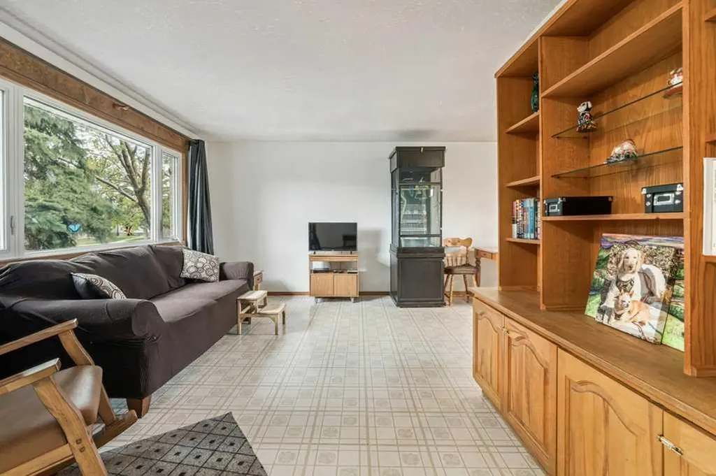 840 Pinecliff Drive NE Calgary AB T1Y 3W7