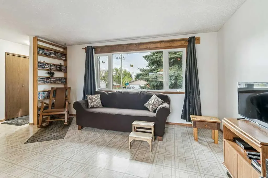 840 Pinecliff Drive NE Calgary AB T1Y 3W7