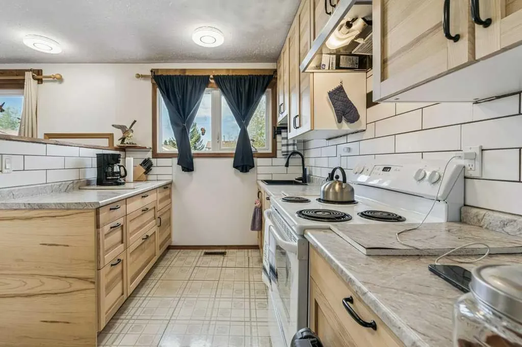 840 Pinecliff Drive NE Calgary AB T1Y 3W7