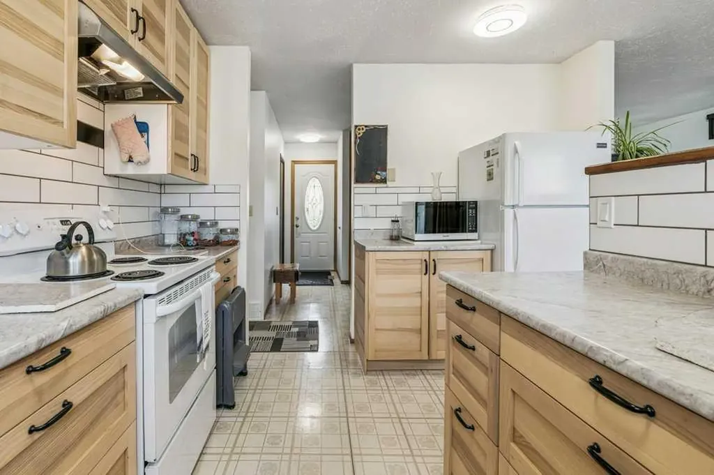 840 Pinecliff Drive NE Calgary AB T1Y 3W7