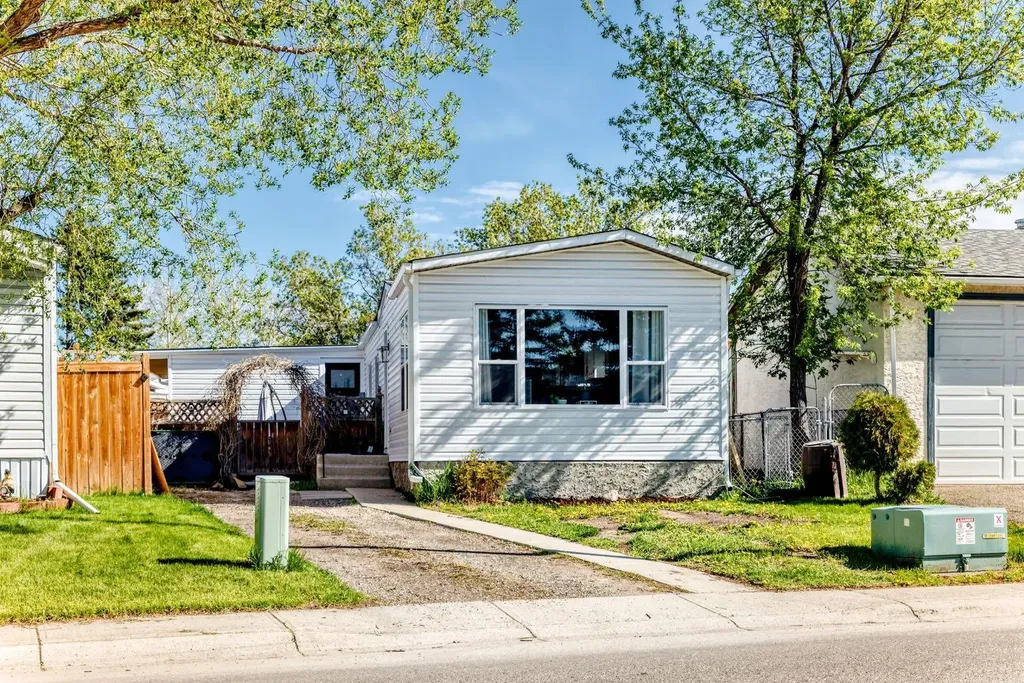 124 Big Springs Drive SE Airdrie AB T4A 1J9