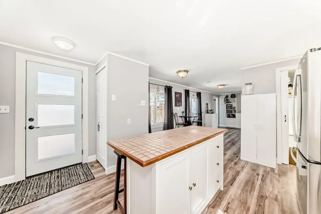 124 Big Springs Drive SE Airdrie AB T4A 1J9