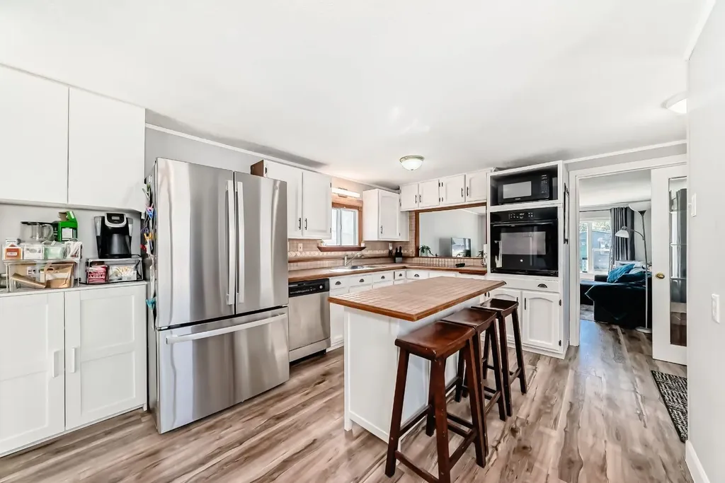 124 Big Springs Drive SE Airdrie AB T4A 1J9