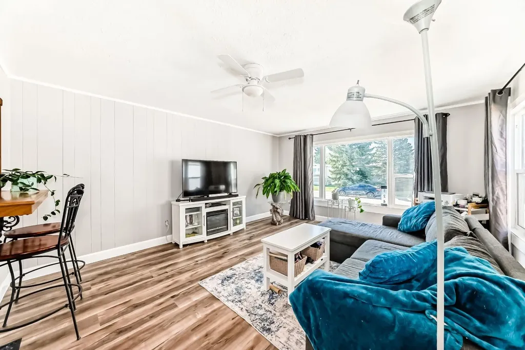124 Big Springs Drive SE Airdrie AB T4A 1J9