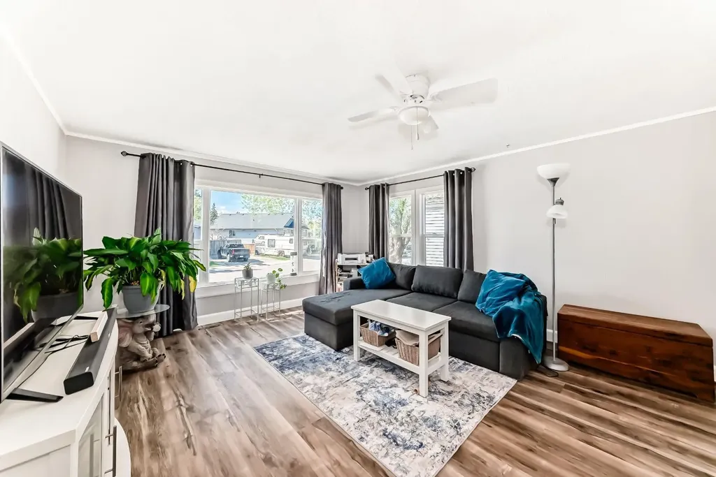 124 Big Springs Drive SE Airdrie AB T4A 1J9
