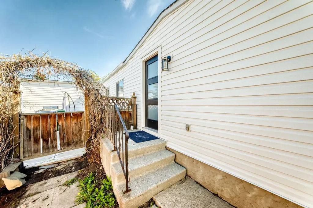 124 Big Springs Drive SE Airdrie AB T4A 1J9