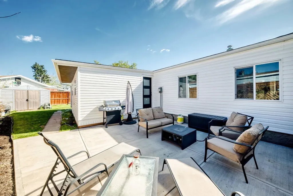 124 Big Springs Drive SE Airdrie AB T4A 1J9