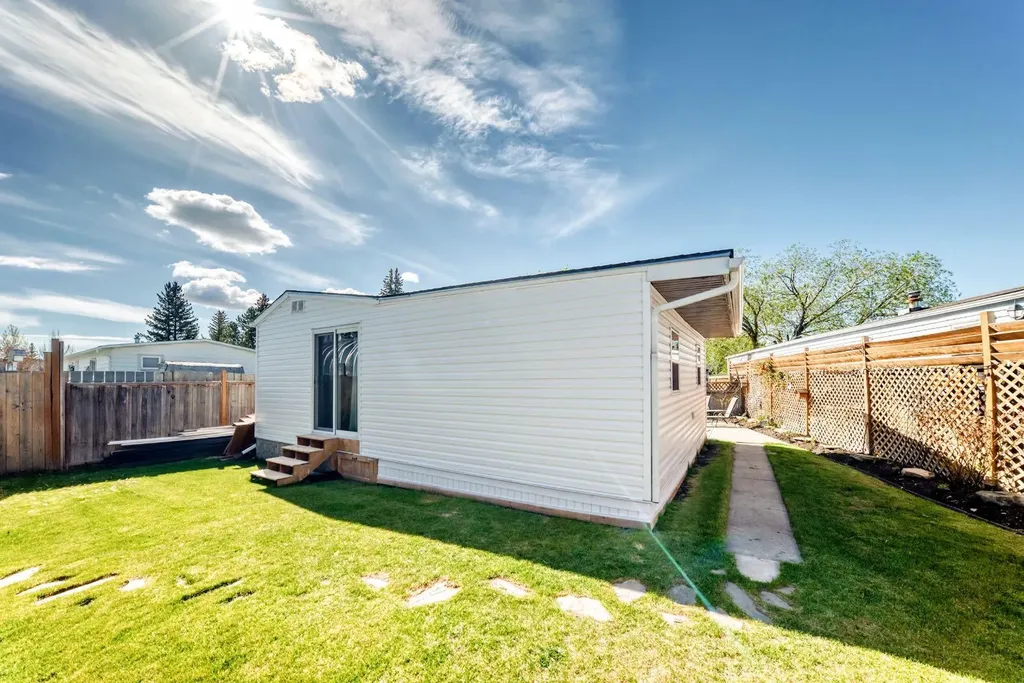 124 Big Springs Drive SE Airdrie AB T4A 1J9