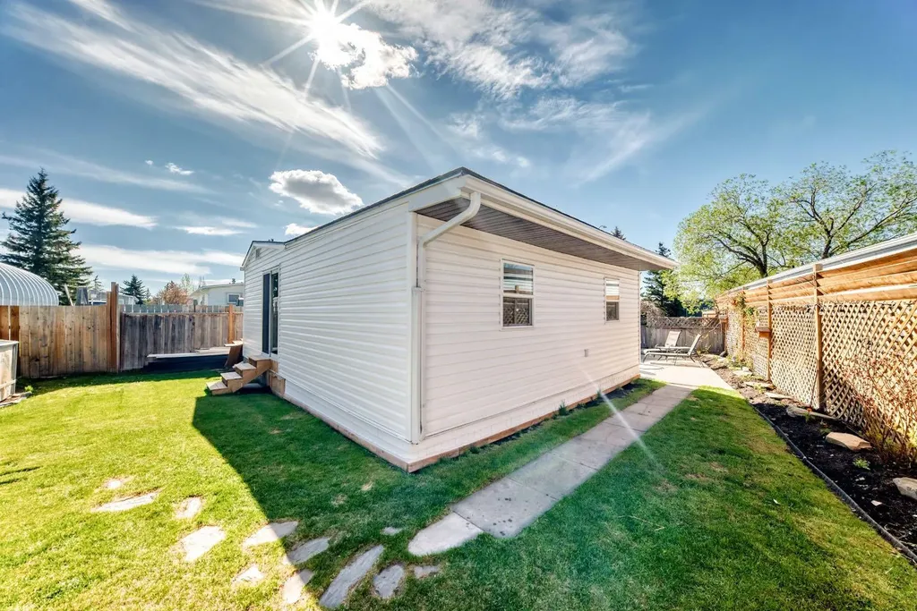 124 Big Springs Drive SE Airdrie AB T4A 1J9