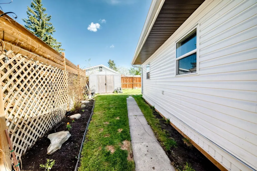 124 Big Springs Drive SE Airdrie AB T4A 1J9