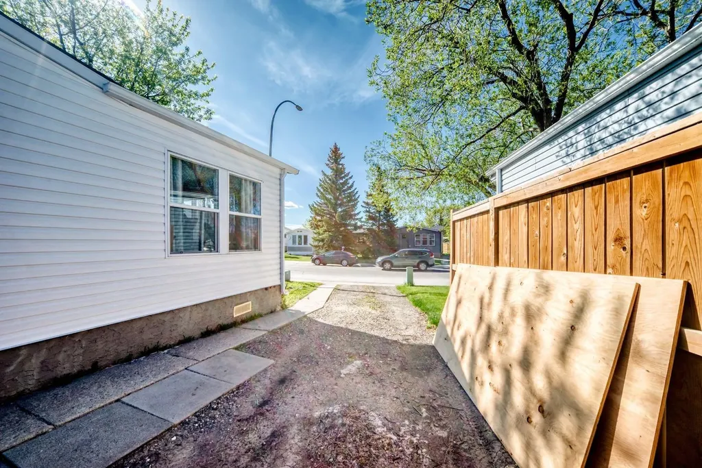 124 Big Springs Drive SE Airdrie AB T4A 1J9