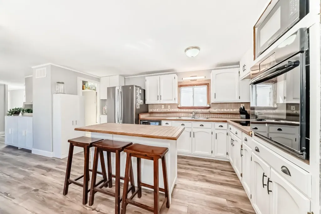 124 Big Springs Drive SE Airdrie AB T4A 1J9