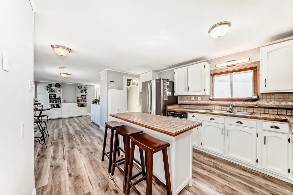 124 Big Springs Drive SE Airdrie AB T4A 1J9