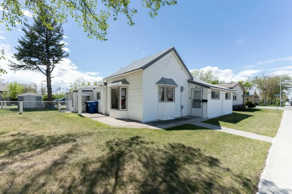 212 20 Street Fort Macleod AB T0L 0Z0