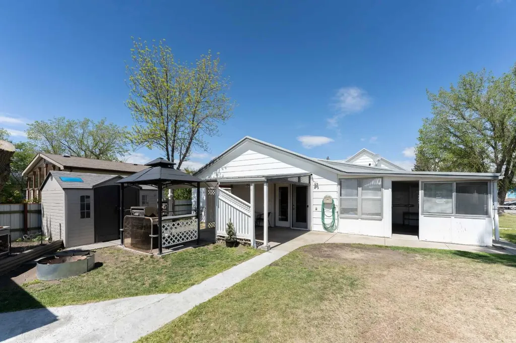 212 20 Street Fort Macleod AB T0L 0Z0