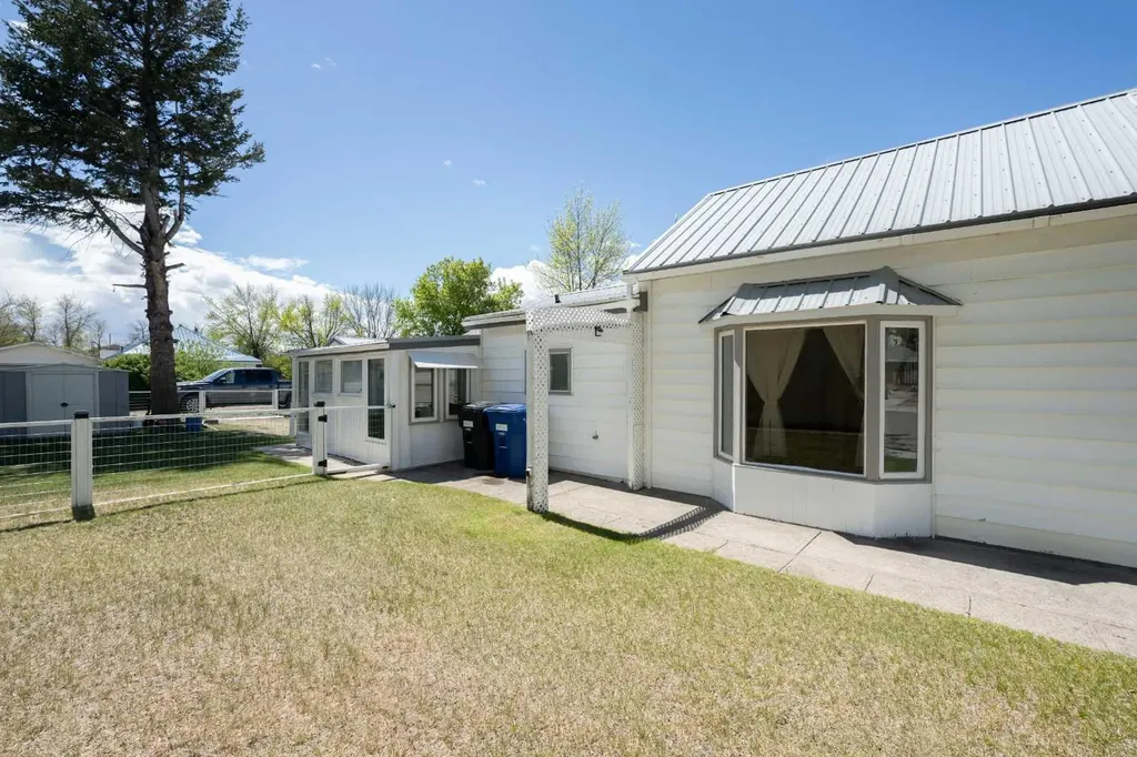 212 20 Street Fort Macleod AB T0L 0Z0