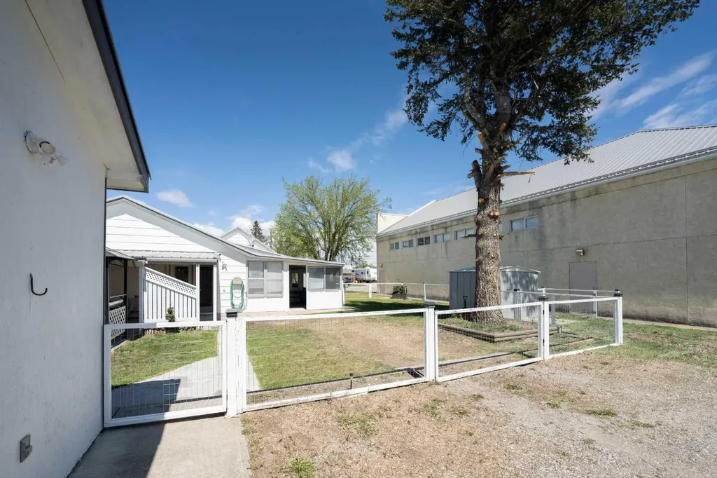 212 20 Street Fort Macleod AB T0L 0Z0