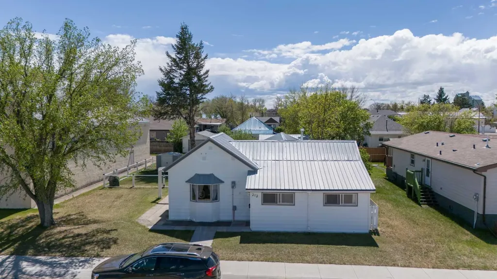 212 20 Street Fort Macleod AB T0L 0Z0