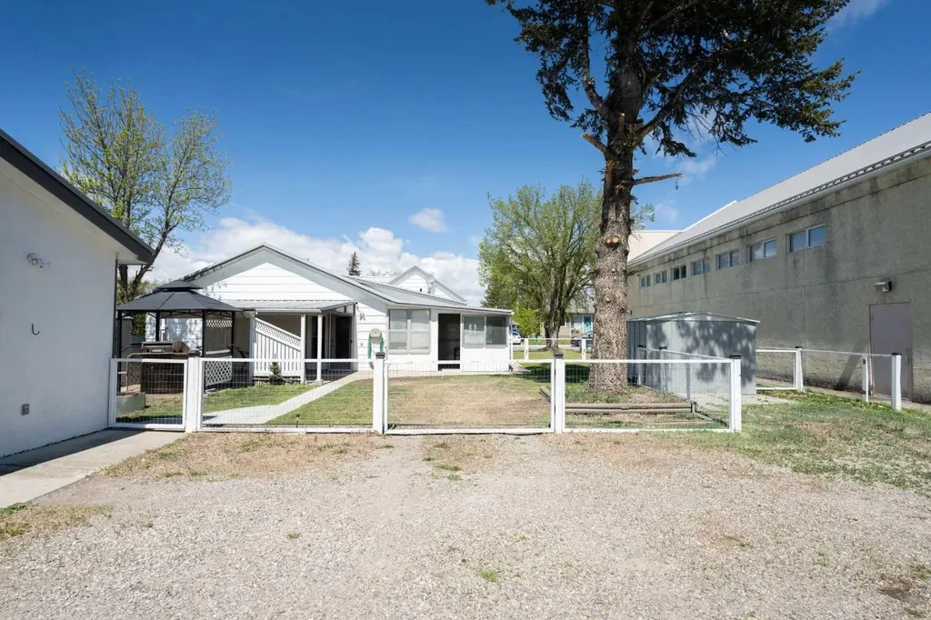 212 20 Street Fort Macleod AB T0L 0Z0