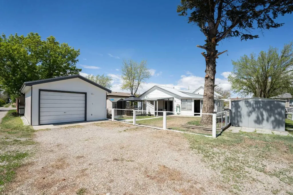 212 20 Street Fort Macleod AB T0L 0Z0