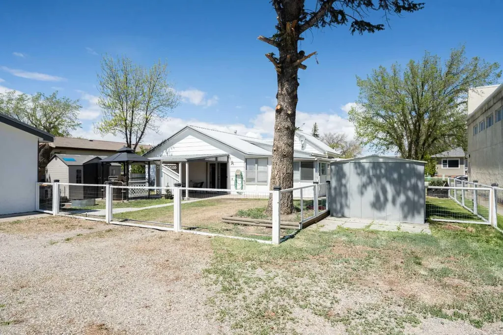 212 20 Street Fort Macleod AB T0L 0Z0