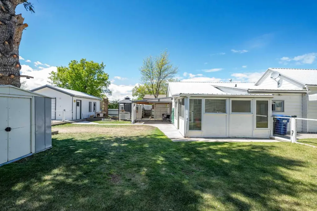 212 20 Street Fort Macleod AB T0L 0Z0