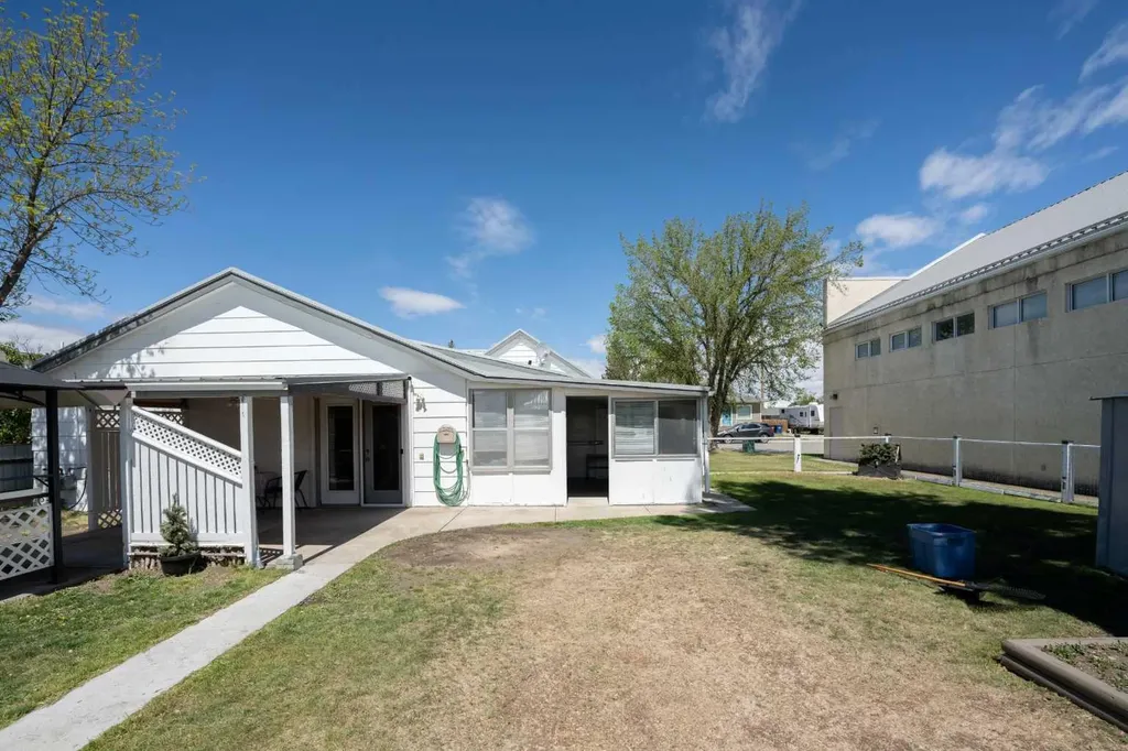 212 20 Street Fort Macleod AB T0L 0Z0