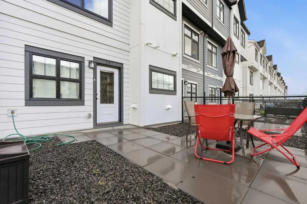 207 Les Jardins Park SE Calgary AB T2C 5V3