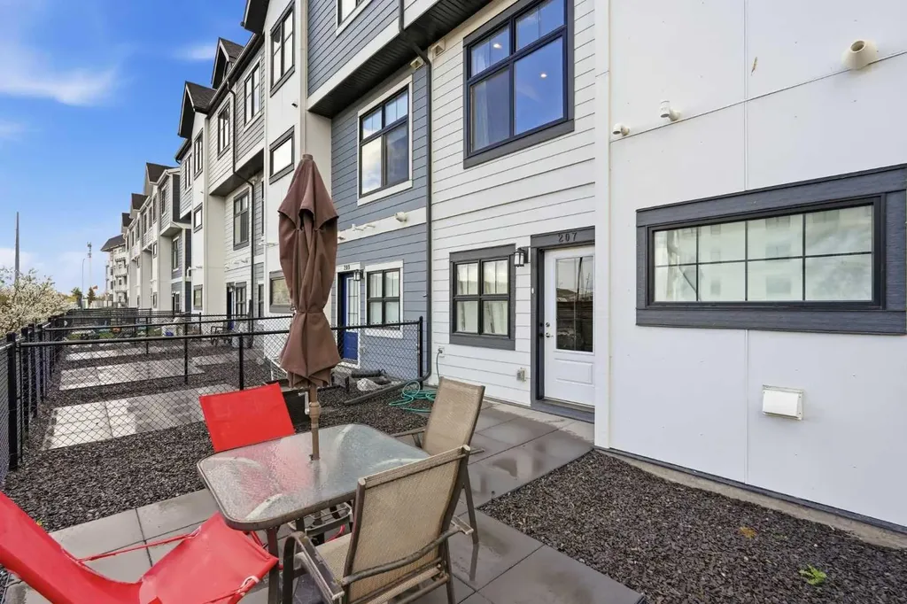 207 Les Jardins Park SE Calgary AB T2C 5V3