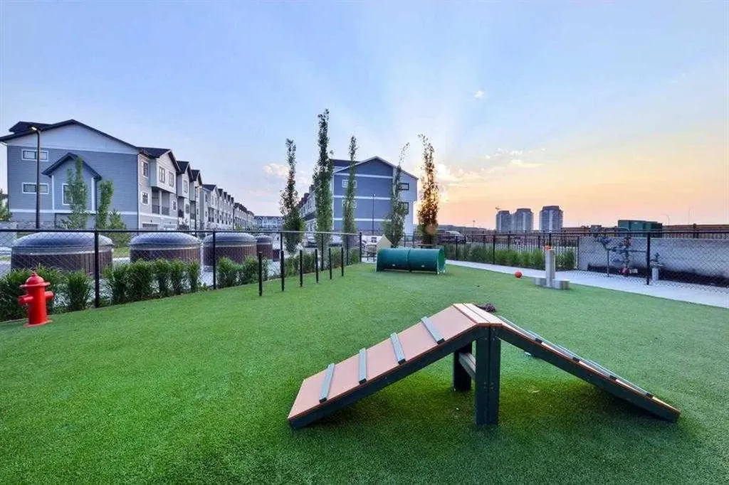 207 Les Jardins Park SE Calgary AB T2C 5V3