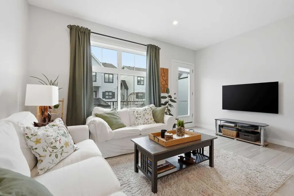 207 Les Jardins Park SE Calgary AB T2C 5V3