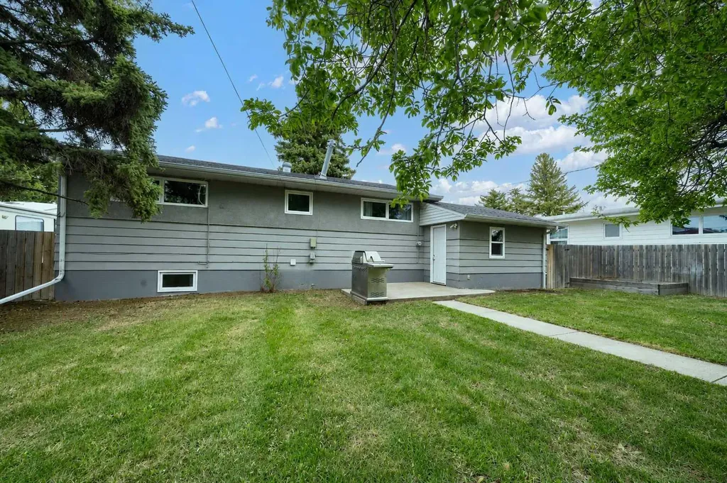 5716 53 Street Taber AB T1G 1W5